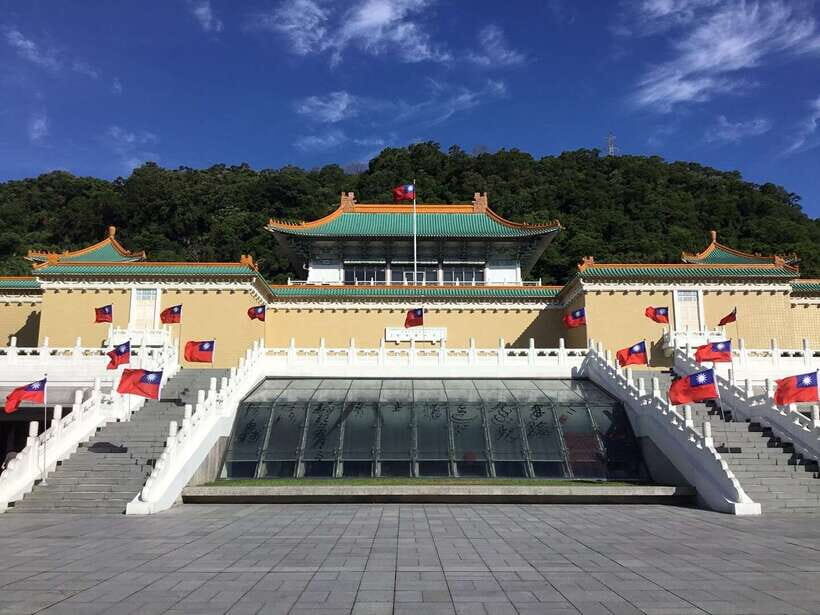 Taipei: Morning City Tour with National Palace Museum Entry - The Guide and Commentary