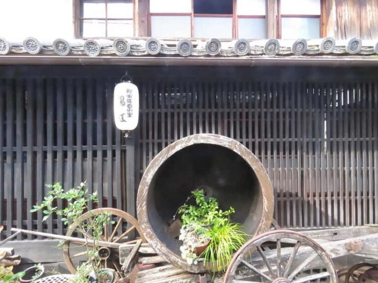 Wakayama: Kuroe Traditional Craft and Sake Tasting Tour - Walking Through Kuroe’s Historic Streets
