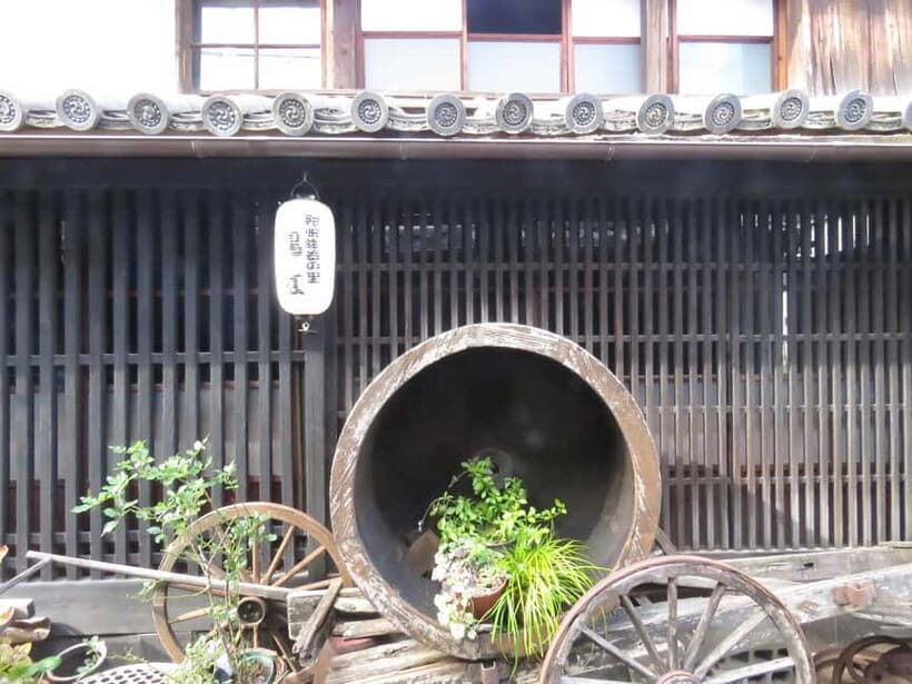 Wakayama: Kuroe Traditional Craft and Sake Tasting Tour - Walking Through Kuroe’s Historic Streets