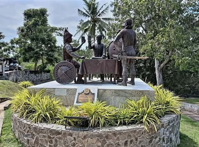 BOHOL: Chocolate Hills, Tarsiers and Loboc River Day Tour - Transportation and Group Size