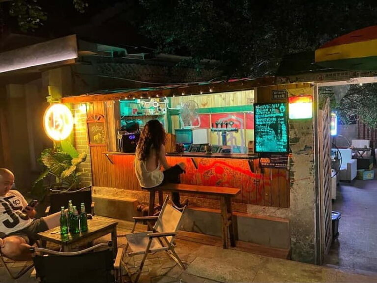 Chengdu: Baba-tea, Hotpot & Bar Local Lifestyle Tour - Authenticity and Cultural Insights