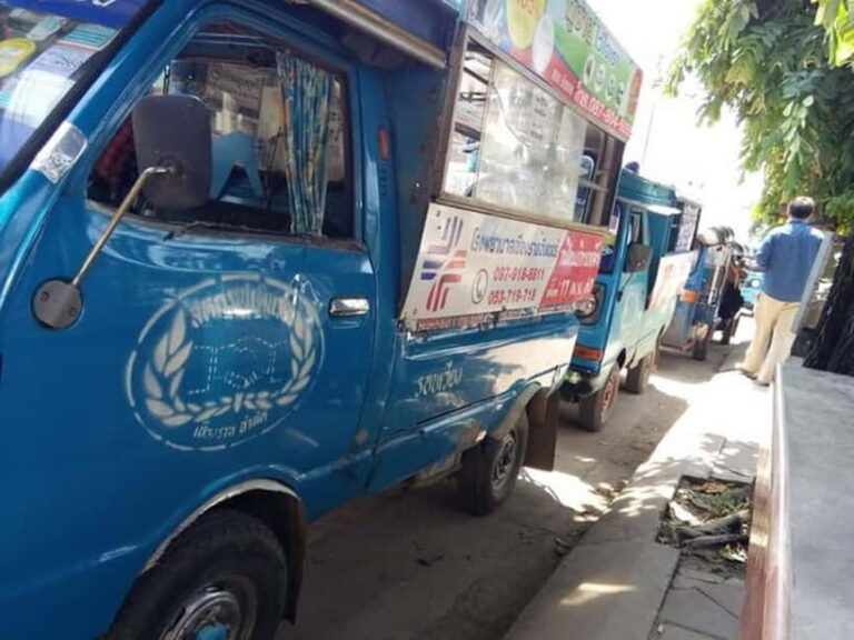 Chiang Rai: Half-Day Tuk-Tuk Temple Tour - Visiting Temples: A Closer Look