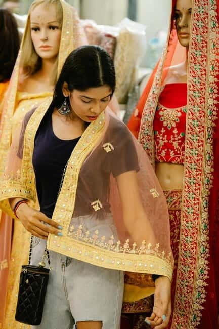 Delhi: Guided Shopping Tour Experience with Female Expert - Why This Tour Offers Great Value