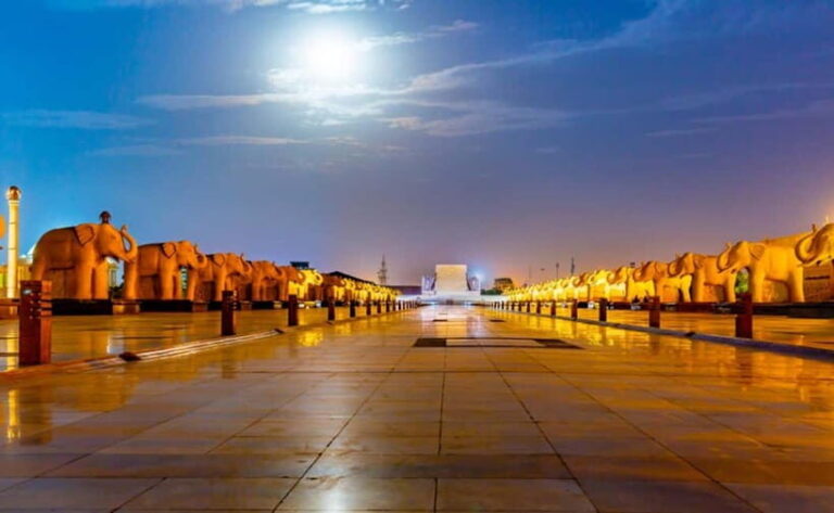 Exploring Lucknow in Nightlights: Guided Tour by Foot - The Architectural Highlights