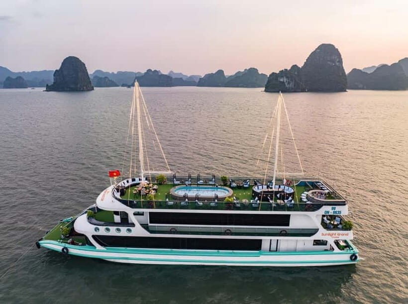 Ha Long Bay: Day Trip by 5 star Cruise, Kayaking & Swimming - Arriving at Halong Bay: The First Impressions