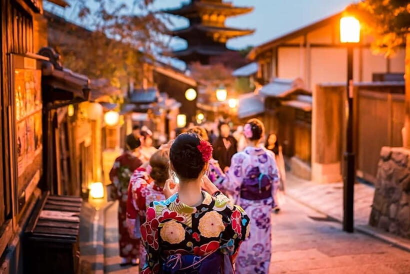 Kyoto: Gion Night Walking Tour with Local Guide - Discovering Gion at Night: What You Can Expect