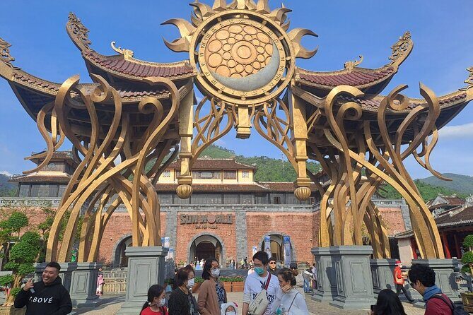 Private car and cable car ticket to the Ba Na hills and Golden Bridge - What Travelers Love About This Tour