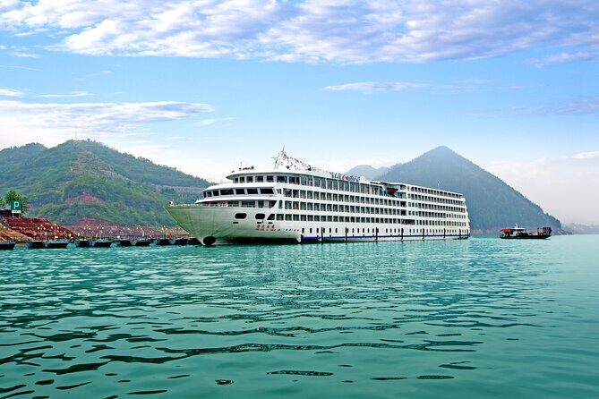 4 Days 3 Nights Yangtze River Cruise from Chongqing to Yichang - Day 3: White Emperor City and Scenic Cruising