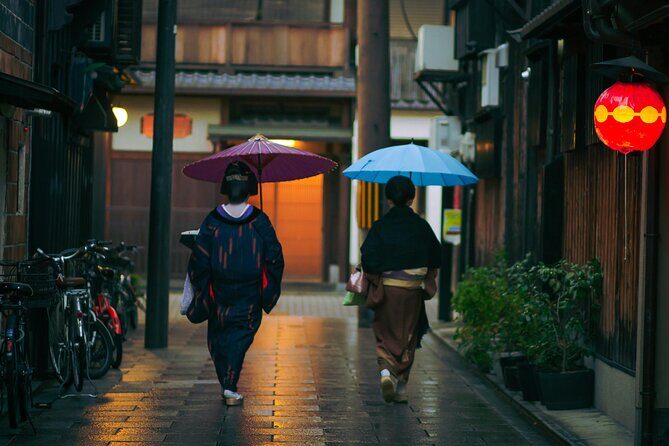 A Stroll Through Old Kyoto Geisha at Dusk - What Makes This Tour Special?