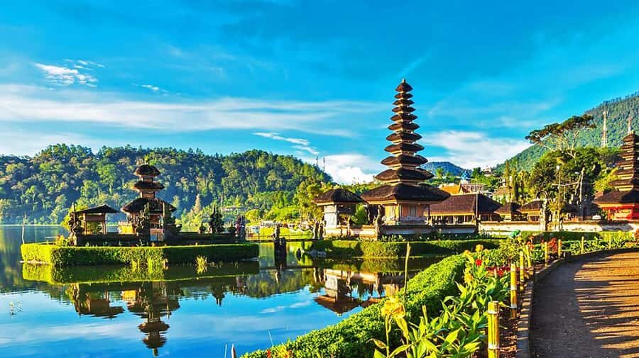 Bali: Royal Temple, Bedugul, and Tanah Lot Private Tour - Discovering Bali’s Cultural Gems: Taman Ayun and Candi Kuning Market