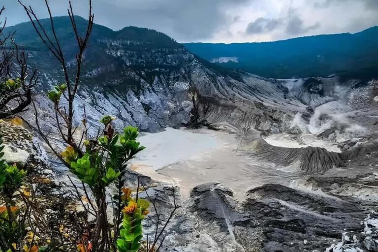 Bandung Tangkuban Perahu Volcano Tours - Optional Add-ons: Historical Caves and Scenic Cliffs