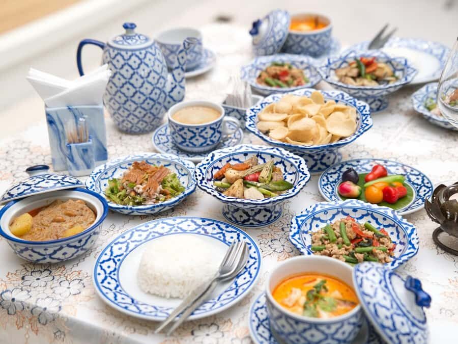 Bangkok: Grand Palace and Wat Pho Tour with Dinner & Show - Authenticity and Value