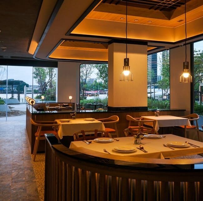 Bangkok: Jumbo Lobster Riverside Set Packages - In-Depth Look at the Experience