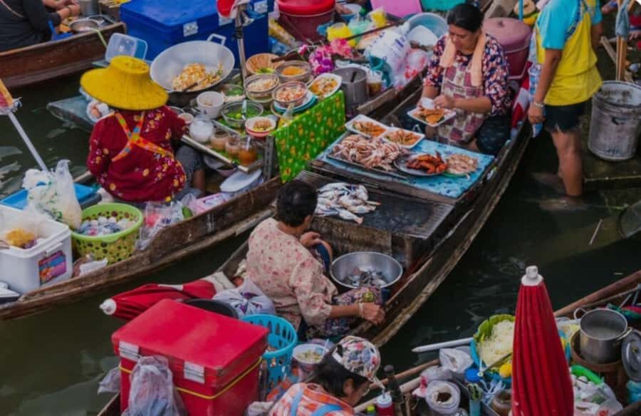 Bangkok: Maeklong Railway Market&Damnoensaduak-private tour - The Allure of Damnoen Saduak Floating Market