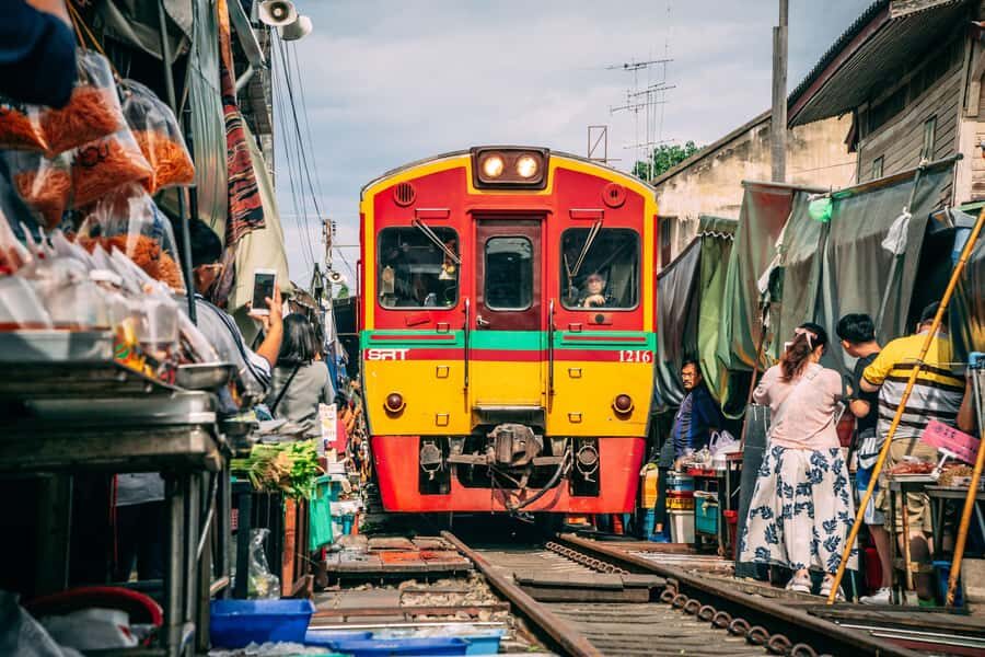 BKK: Ayutthaya, Maeklong Railway, Damnoen Saduak Floating - Maeklong Railway Market: The Spectacle of Moving Vendors
