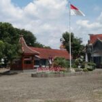 Blitar: Guided City Tour with Cycling and Toy Painting - Visiting Bung Karno’s Legacy