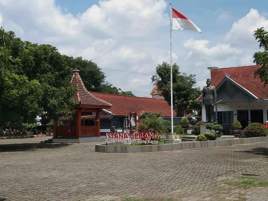 Blitar: Guided City Tour with Cycling and Toy Painting - Visiting Bung Karno’s Legacy
