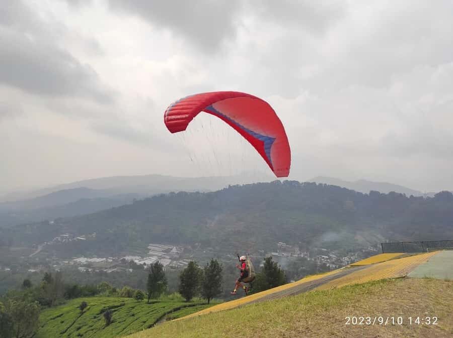 Bogor/West Java: Paragliding With Pilot - The Landing: Smooth and Controlled