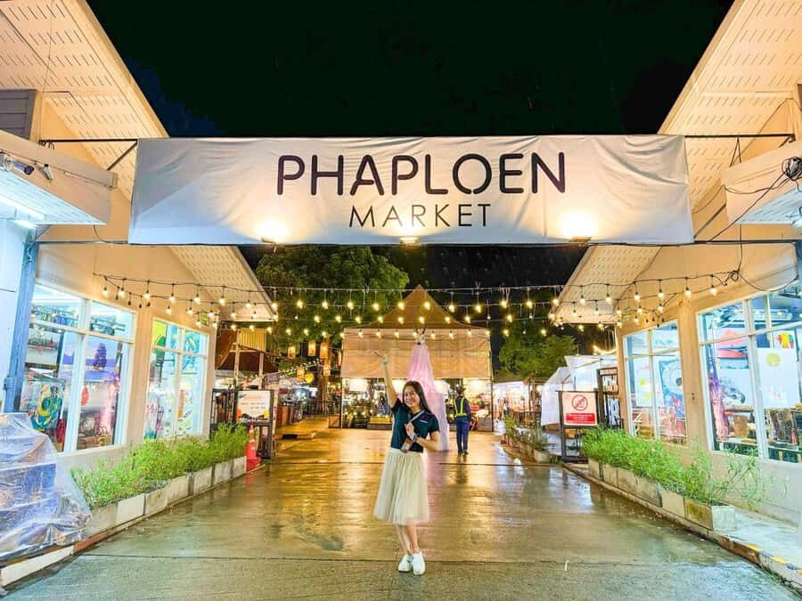 Chiang Mai: Ladyboy Cabaret  Stories, Dinner and Sparkle - Transportation & Group Size: Why They Matter