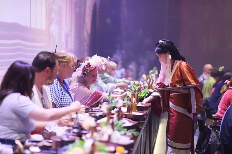 Chongqing: Royal Cultural Dinner Show  LiYanBaGuo - The Atmosphere and Ambience