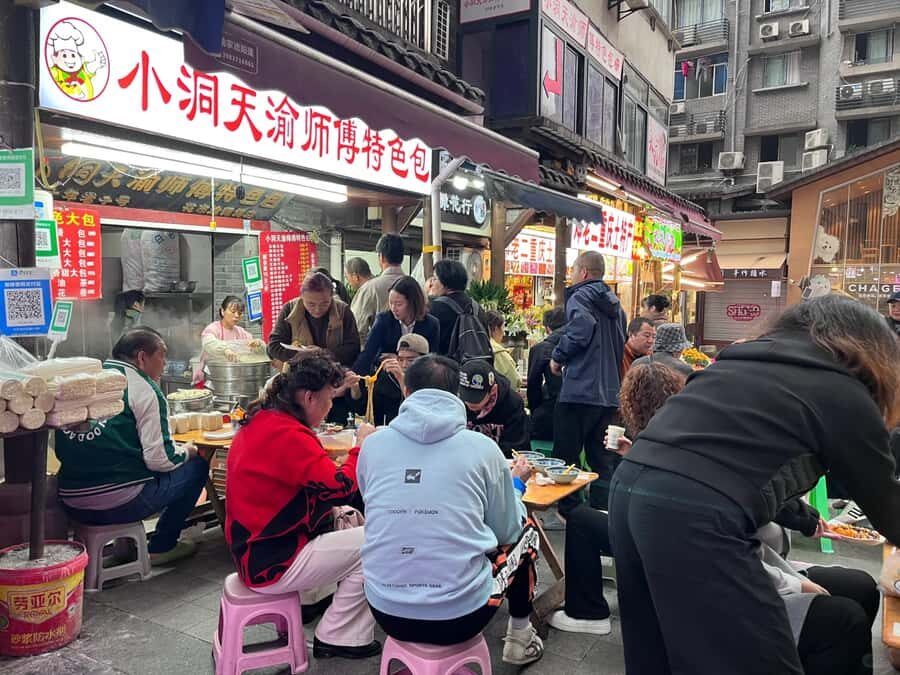 Chongqing's back alley delicacies and tranquil temples - Exploring the Yuzhong District: Breakfast at Lu Zun Miao Market