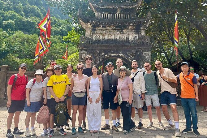 Day Trip from Hanoi: Explore Hoa Lu Temples & Tam Coc Boat Tour - The Beauty of Tam Coc and the River Ride