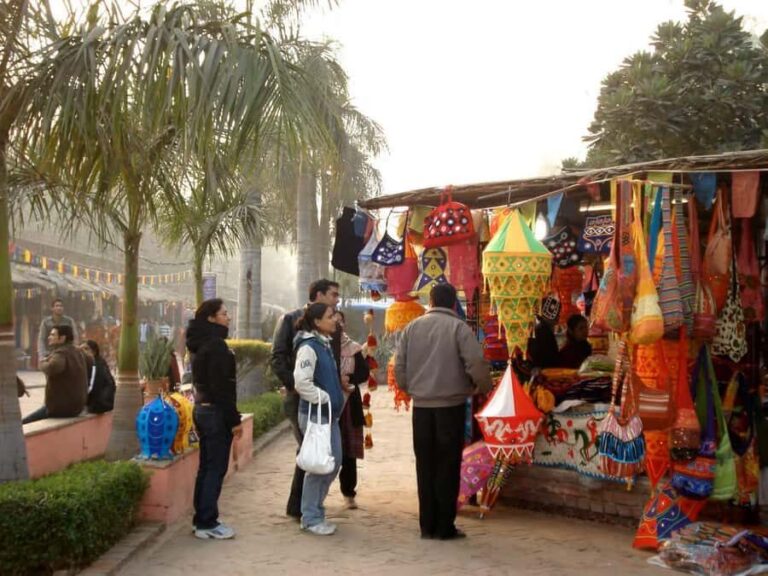 Delhi: Guided Shopping Tour Experience w/ Female Expert - A Detailed Breakdown of the Itinerary