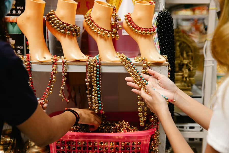 Delhi: Private Guided Shopping Tour with Rickshaw Ride - Why This Tour Offers Great Value