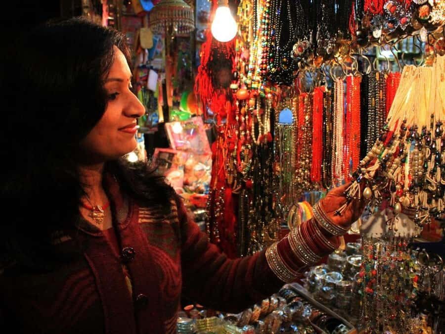 Delhi Shopping Tour  Half Day with Male/Female Guide - A Closer Look at the Tour: What to Expect