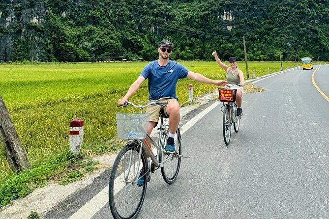 Discover Hoa Lu, Tam Coc & Mua Caves - Deluxe Day Trip from Hanoi - Exploring Mua Cave and the Scenic Views