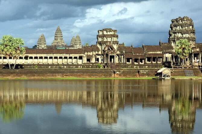 English-Speaking Local Guide for Angkor Wat Day Tour - Detailed Breakdown of the Itinerary