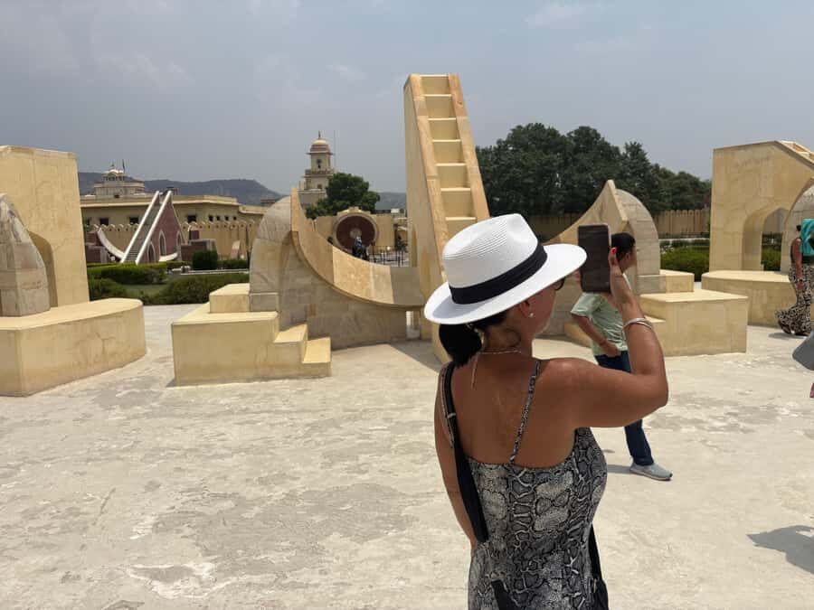 From Delhi: Jaipur Guided City Tour By AC Car - Exploring Amber Fort: Majestic Hilltop Architecture