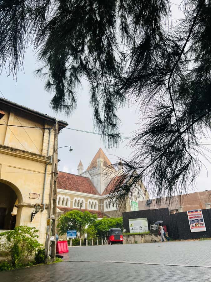 Galle: Galle Fort Walking Tour with Expert Female Guide - Walking Along the Cobblestone Streets