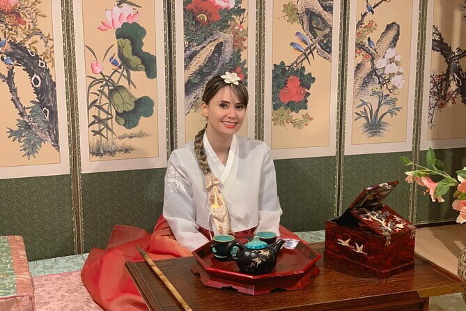 Hanbok Experience & Seasonal Half-Day Private Package Tour - Detailed Breakdown of the Itinerary