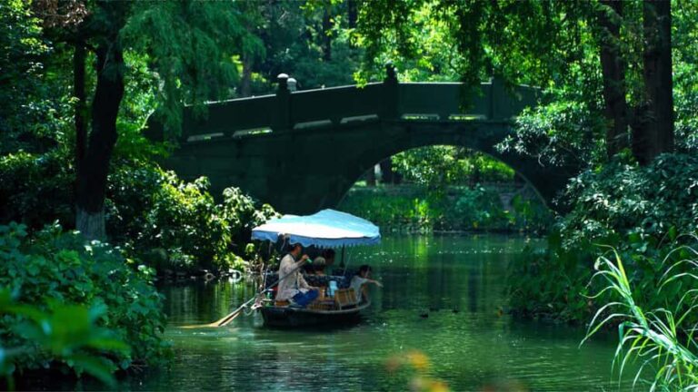 Hangzhou: West Lake Yuloh Boat with Local Guide - Why Choose This West Lake Yuloh Boat Tour?