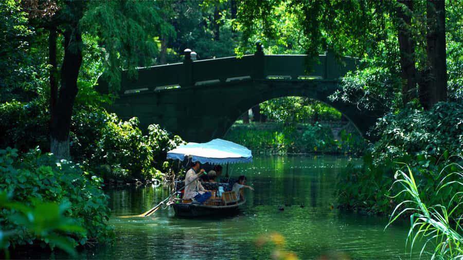 Hangzhou: West Lake Yuloh Boat with Local Guide - Why Choose This West Lake Yuloh Boat Tour?