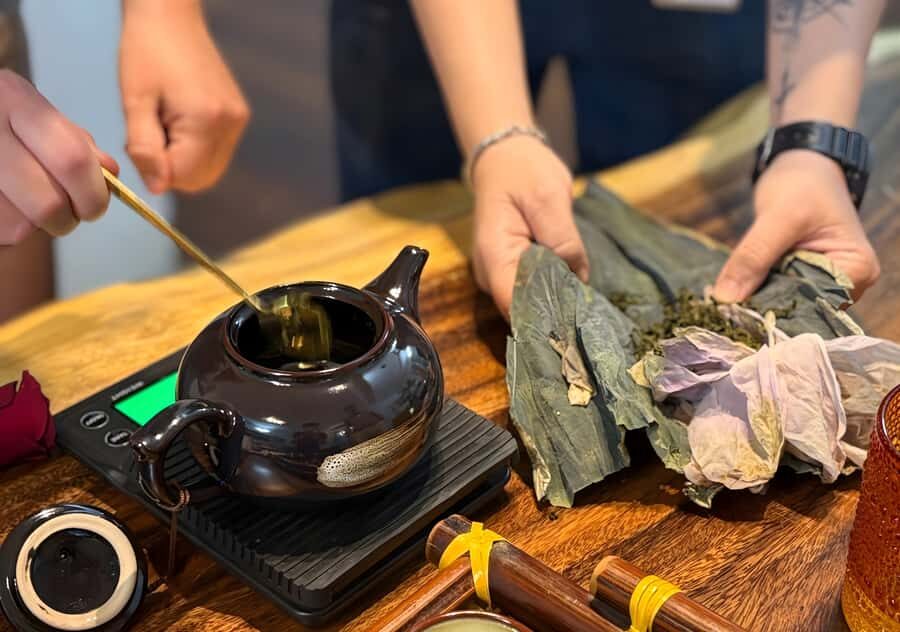 Hanoi: Floating Cake Making & 3 Vietnamese Tea Tasting - Who is this experience best for?