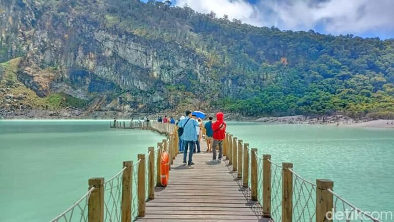 Jakarta Tour: White Crater, Pinisi Resto , Tea plantation - The Lakeside Lunch at Pinisi Resto