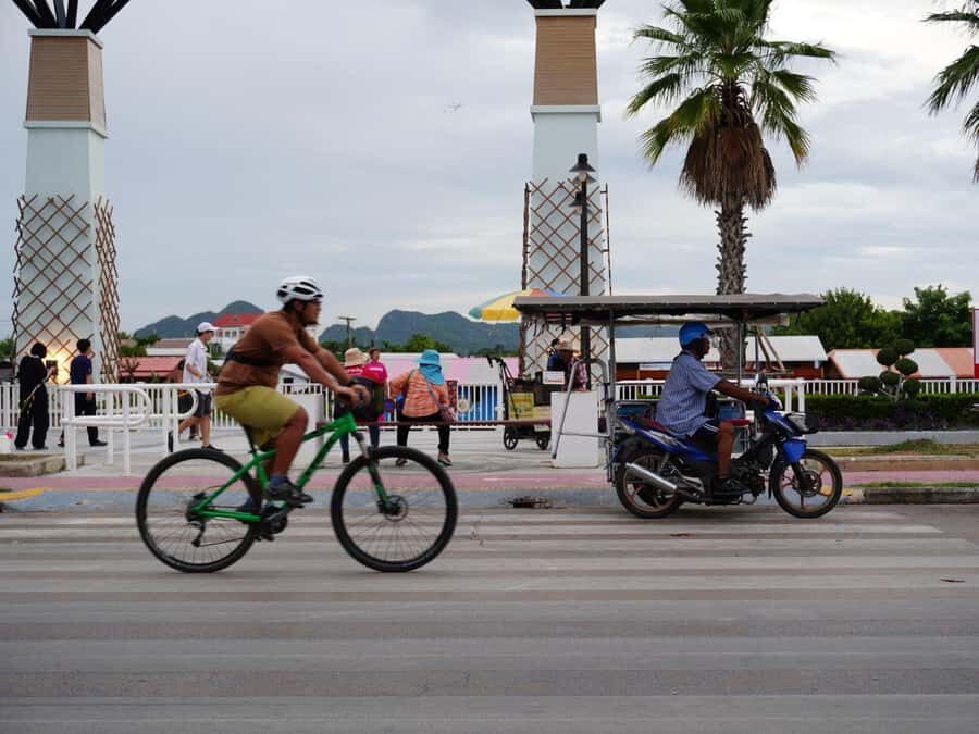 Kanchanaburi Sunset Ride with History and Homestyle Dinner - Visiting the Kanchanaburi War Cemetery