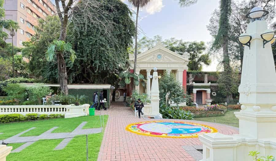 Kathmandu: Ason, Thamel & Garden of Dreams Walking Tour - Discovering Thamel’s Street Life and Hidden Temples