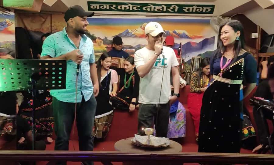 Kathmandu: Women-Only Evening Walk with Dinner and Drinks - The Experience in Detail