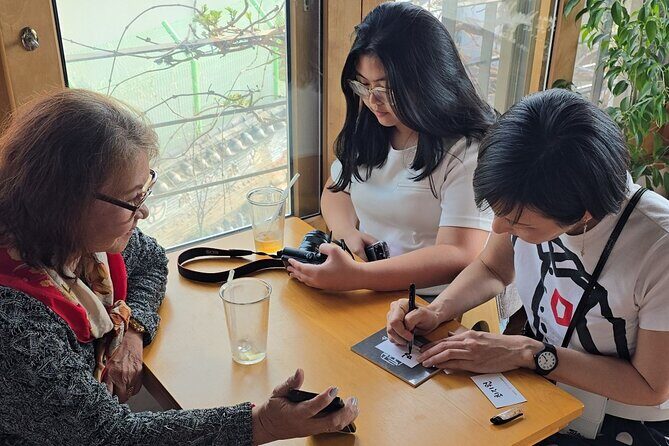 Korean Calligraphy class with Artwork - Analyzing the Value