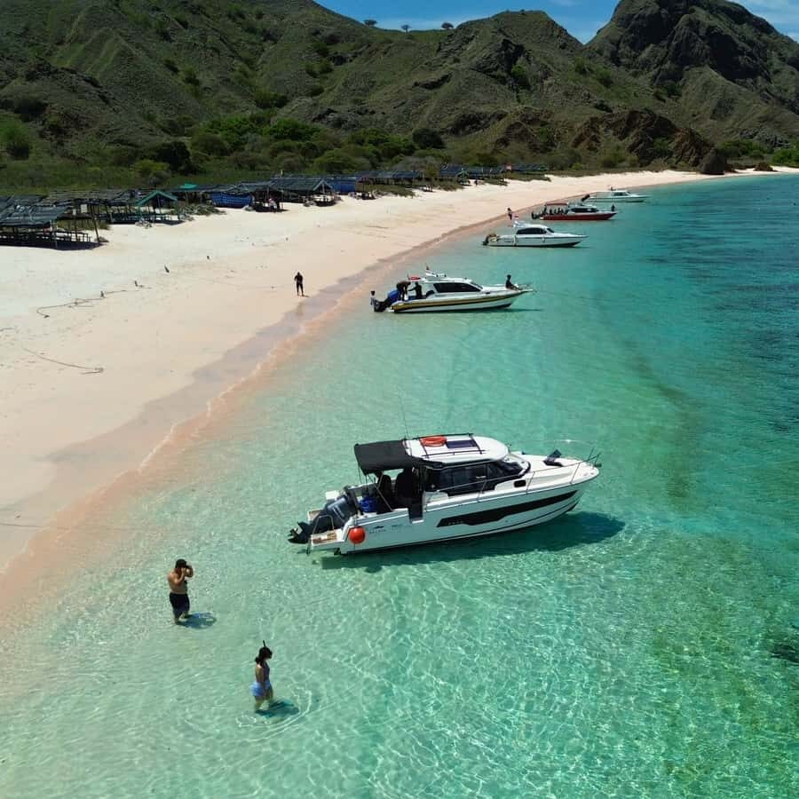 Labuan Bajo: Private Yacht 3 Islands Hidden Gems w/ Snorkel - Navigating the Day: What to Expect on the Tour