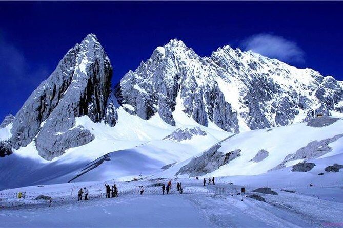 Lijiang Day Tour to Jade Dragon Snow Mountain, Black Dragon Pool and Old Town