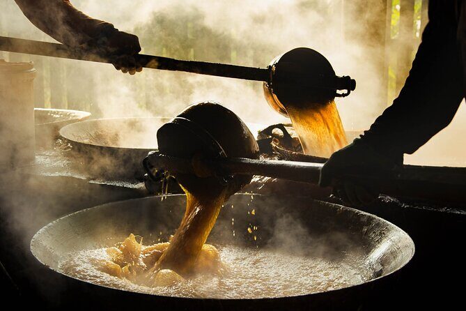 Maeklong Railway & Damnoen Saduak Floating Market Tour Full Day - Stop 1: Mae Klong Railway Market (Hoop Rom Market)