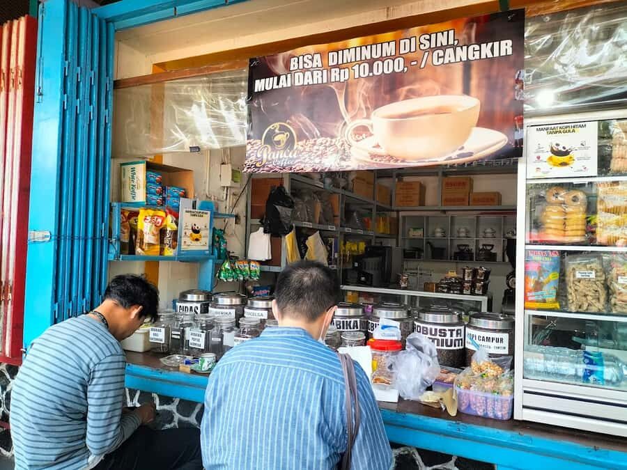 Malang: Pasar Oro-Oro Dowo Market Tour with Local Guide - A Closer Look at the Market Tour