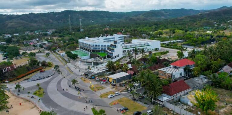 Mandalika, Lombok: Beach Hopping Tour & Sasak Traditions - Transportation and Group Size