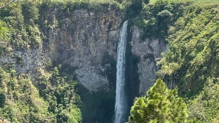 Medan: 4-Day Lake Toba, Samosir Island, and Berastagi Tour - Transportation, Accommodation, and Group Dynamics