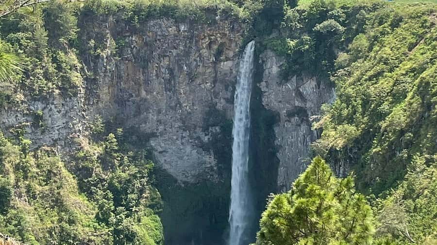 Medan: 4-Day Lake Toba, Samosir Island, and Berastagi Tour - Transportation, Accommodation, and Group Dynamics