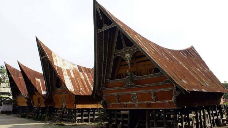 Medan: Lake Toba Day Trip with Ferry and Lunch - Stop at the Patent Shop for Local Delights